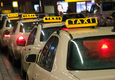 Taxis en cola esperando